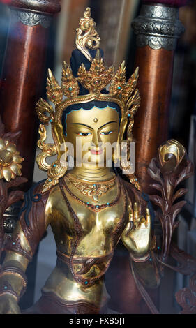 Tara-Statue. Buddhistische Gottheit Statue in einem Schaufenster. Glastonbury, Somerset, England Stockfoto