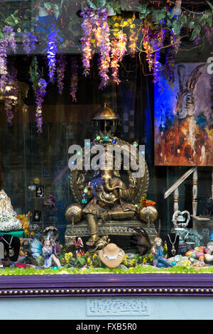 Ganesha-Schaufenster in der Yin-Yang-Shop. Glastonbury, Somerset, England Stockfoto