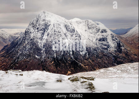 Hoch auf schottischen Berge unter winterlichen Bedingungen. Dies ist eine Ansicht der Buachaille Etive Mor von Beinn ein Chrulaiste. Stockfoto