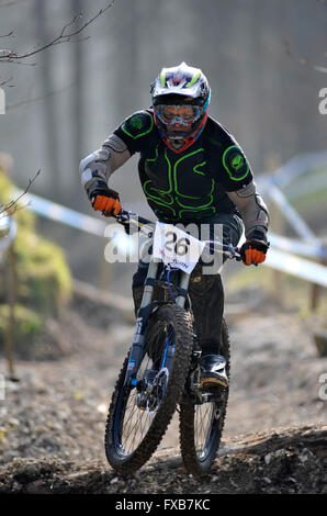 Blandford, Dorset, UK, 13. März 2016. Okeford Hill MTB DH. Zigmantas Jankauskas in Aktion auf der neu eröffneten Okeford Hill-bik Stockfoto