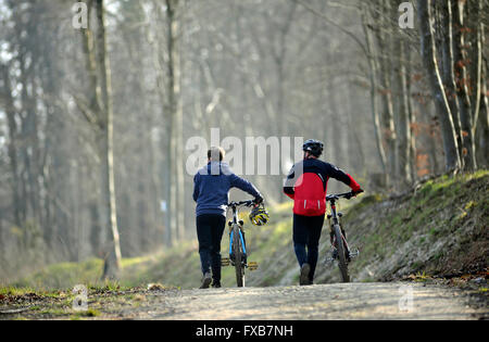 Blandford, Dorset, UK, 13. März 2016. Okeford Hill MTB DH. Fahrer Fuß wieder auf die Straße am neu eröffneten Okeford Hill Fahrrad Stockfoto