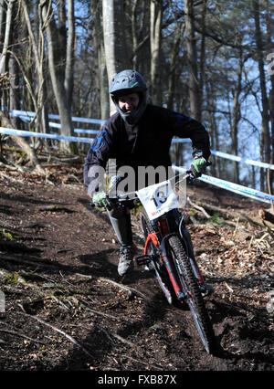 Blandford, Dorset, UK, 13. März 2016. Okeford Hill MTB DH. Aktion auf der neu eröffneten Okeford Hill-Bikepark in 2016 übe Stockfoto