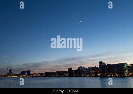 Kopenhagen, Dänemark - 10. April 2016: Blick auf die Skyline und den Hafen bei Nacht. Stockfoto