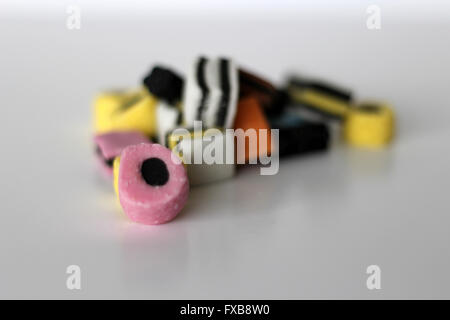 Liquorice Allsorts auf einem weißen Hintergrund angezeigt Stockfoto