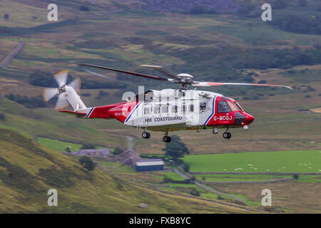 HM-Küstenwache Hubschrauber in Snowdonia, Nordwales tätig. Stockfoto