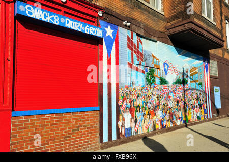 Eine große, bunte Straße Wandgemälde schmückt die Seite eines Gebäudes in Chicagos Humboldt Park Nachbarschaft. Chicago, Illinois, USA. Stockfoto