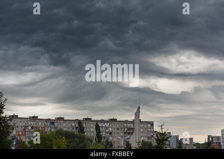 Dunkle Wolken Asperatus vor dem Sturm über Stadt Stockfoto