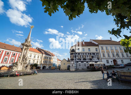 Heilige Dreiheit-Statue (Pestsäule genannt) und Sgraffito-Haus am zentralen Platz in Mikulov, Mähren Region, Tschechische Republik Stockfoto