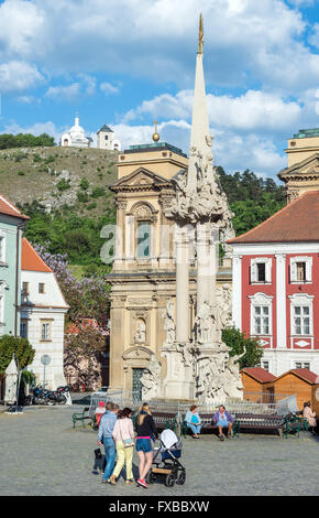Heilige Dreifaltigkeit Statue (Pestsäule) am Hauptplatz in Mikulov, Tschechien. Dietrichstein Familiengruft auf Hintergrund Stockfoto