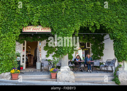 Cafe DolceVita am historischen Hauptplatz der Stadt Mikulov, Mährisch-Region, Tschechische Republik Stockfoto