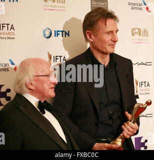 Schauspieler Liam Neeson und der Präsident von Irland, Michael D Higgins bei den IFTA & Drama Film Awards (dem irischen Film & Fernsehen Stockfoto