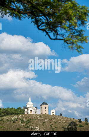 Sankt Sebastian Chapel und Glockenturm auf dem heiligen Hügel (Svaty Kopecek) in der Stadt Mikulov, mährischen Region in Tschechien Stockfoto