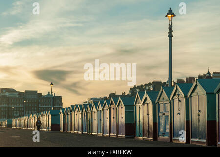 Farbenfrohe Strandhütten in Hove, East Sussex, England. Stockfoto