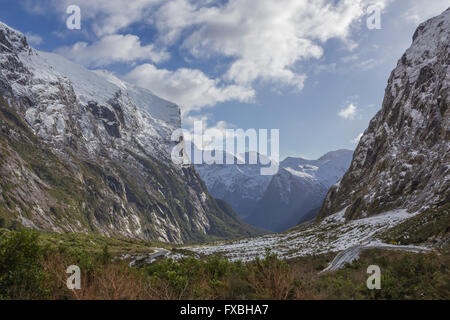 Die Straße, und die Aussicht am Milford Sound in Neuseeland Stockfoto