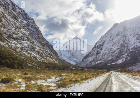 Die Straße, und die Aussicht am Milford Sound in Neuseeland Stockfoto