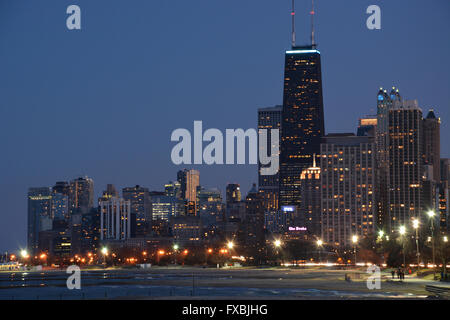 Lake Michigan mit der Skyline von Chicago und John Hancock Building von der Seepromenade in Fullerton Avenue gesehen. Stockfoto