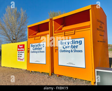 Recycling Zentrum Sammelbehälter für Papier Kleidung Entsorgung Entsorgung Stockfoto