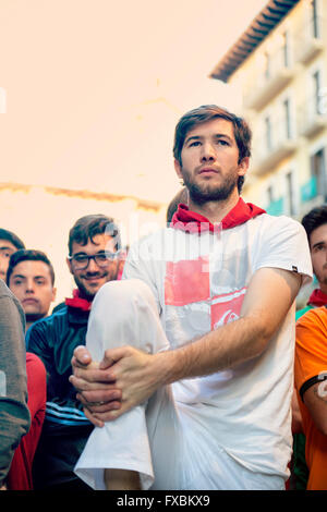 Pamplona-Navarra-Spanien 12. Juli 2015 S Firmino Fiesta ein junger Mann gekleidet in traditioneller Kleidung der Läufer mit dem Bullen f Stockfoto