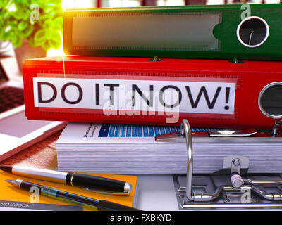 Red-Ring-Binder mit Inschrift, die es jetzt tun. Stockfoto