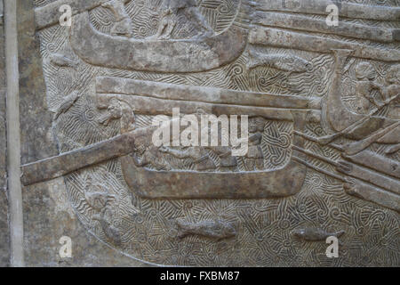 Platte. Transport von Holz (Zedern des Libanon, phönizische Zivilisation). Transportschiffe. Palast von Sargon II, Khorsabad. Stockfoto