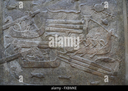 Platte. Transport von Holz (Zedern des Libanon, phönizische Zivilisation). Transportschiffe. Palast von Sargon II, Khorsabad. Stockfoto