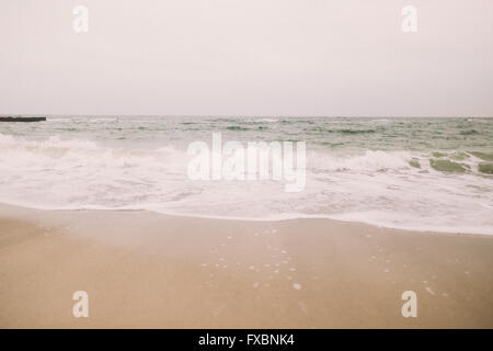 Wunderbare vereisten Strand im Winter. Meer-surf Stockfoto