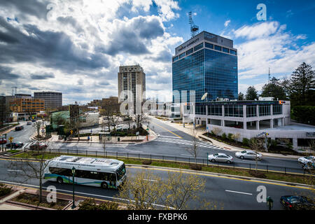 Blick auf den Kreisverkehr und Gebäude in der Innenstadt von Towson, Maryland. Stockfoto