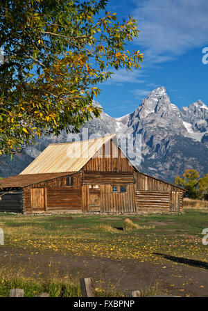 WY01494-00... WYOMING - historische Scheune Mormone weiterfahren mit der Teton Range als Kulisse im Grand Teton National Park. Stockfoto