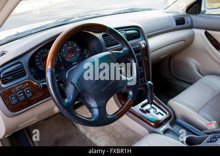 SPRINGFIELD, OR - 7. April 2016: LL Bean special Edition Subaru Outback mit getönten Scheiben, Lederausstattung und ein HB 3.0 Deutsch Stockfoto