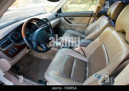 SPRINGFIELD, OR - 7. April 2016: LL Bean special Edition Subaru Outback mit getönten Scheiben, Lederausstattung und ein HB 3.0 Deutsch Stockfoto