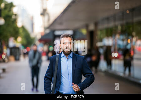 Hipster-Manager im blauen Hemd auf der Straße Stockfoto