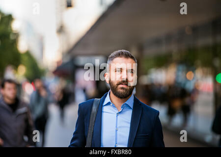 Hipster-Manager im blauen Hemd auf der Straße Stockfoto