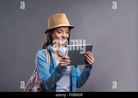 Touristischen Mädchen in Jeanshemd mit Tablet, Studio gedreht Stockfoto