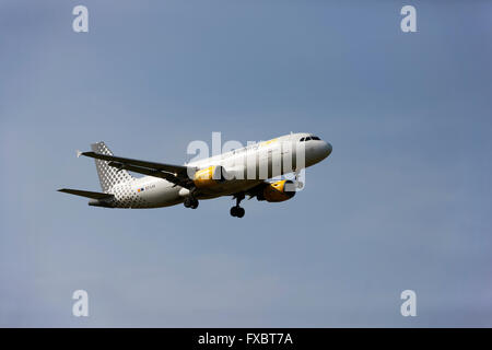 Vueling Airlines A320 Airbus bei der Landung Ansatz, Franz-Josef-Strauss-Flughafen, München, Oberbayern, Deutschland, Europa. Stockfoto