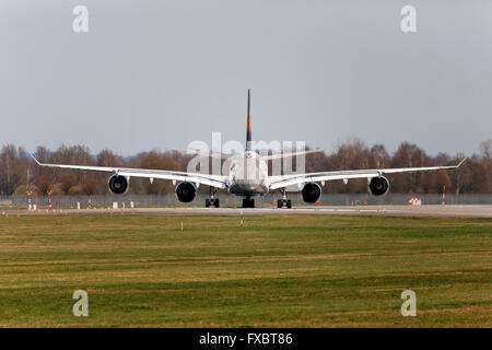 Rückansicht des einen Lufthansa Airbus A340-642 warten auf Start-und Landebahn für Abstand vor dem abheben, Franz-Josef-Strauß-Flughafen bei München Stockfoto