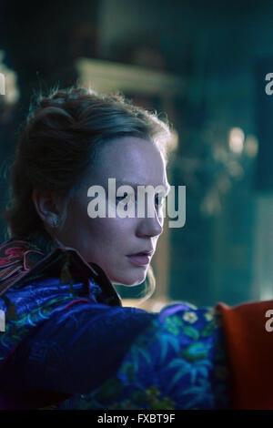 Alice Through the Looking Glass ist eine bevorstehende amerikanischen Fantasy-Abenteuer-Film unter der Regie von James Bobin, geschrieben von Linda Woolverton und produziert von Tim Burton.   Dieses Foto ist nur zu redaktionellen Zwecken und unterliegen dem Copyright von der Filmgesellschaft und/oder der Fotograf von dem Film oder der Firma zugeordnet und kann nur durch Veröffentlichungen im Zusammenhang mit der Förderung der oben genannten Film reproduziert werden. Eine obligatorische Gutschrift auf die Filmgesellschaft ist erforderlich. Der Fotograf sollte auch angerechnet werden, wenn bekannt. Stockfoto