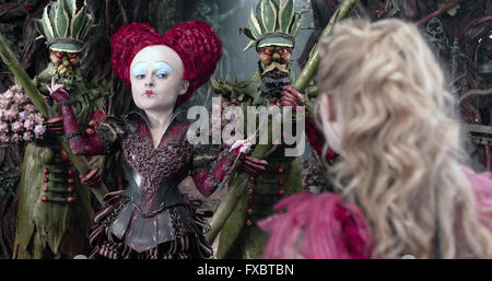 Alice Through the Looking Glass ist eine bevorstehende amerikanischen Fantasy-Abenteuer-Film unter der Regie von James Bobin, geschrieben von Linda Woolverton und produziert von Tim Burton.   Dieses Foto ist nur zu redaktionellen Zwecken und unterliegen dem Copyright von der Filmgesellschaft und/oder der Fotograf von dem Film oder der Firma zugeordnet und kann nur durch Veröffentlichungen im Zusammenhang mit der Förderung der oben genannten Film reproduziert werden. Eine obligatorische Gutschrift auf die Filmgesellschaft ist erforderlich. Der Fotograf sollte auch angerechnet werden, wenn bekannt. Stockfoto