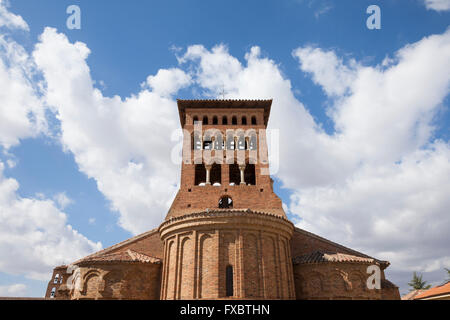 Sahagún, Spanien: Die Kirche von San Tirso de Sahagún in Plaza San Tirso gehört zu den ältesten Mudéjar-Kirchen in der Provinz L Stockfoto