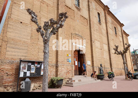 Sahagún, Spanien: Fahrrad Pilger an der städtischen Herberge Sahagún. Stockfoto