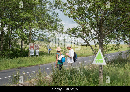 Die AD122 Bus zwischen Hexham und Greenhead im Sommer fährt Stockfoto