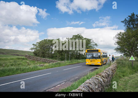 Die AD122 Bus zwischen Hexham und Greenhead im Sommer fährt Stockfoto
