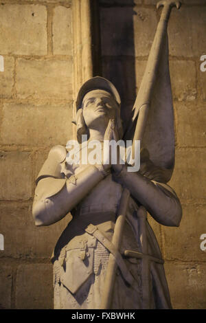 Statue von Jeanne d ' Arc (1412-1431). vom französischen Bildhauer Charles Desvegnes (1860-1928). Inneren Notre-Dame. Paris. Frankreich. Stockfoto