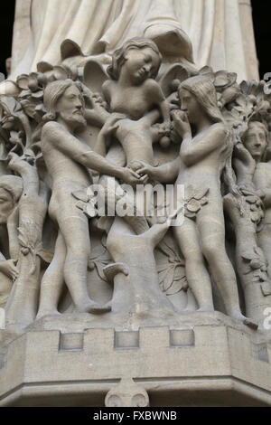 Adam Eva und die Schlange. Notre-Dame. Paris, Frankreich. Westfassade. Statuen von Viollet-Duc, 19. Jh. wieder aufgebaut. Stockfoto