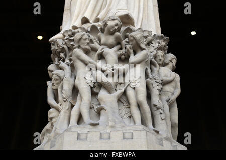 Adam Eva und die Schlange. Notre-Dame. Paris, Frankreich. Westfassade. Statuen von Viollet-Duc, 19. Jh. wieder aufgebaut. Stockfoto