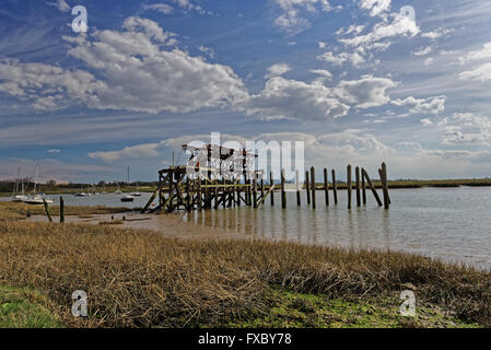 Ein verlassener Vorschaltgerät laden Kai auf Alresford Creek, Essex, UK Stockfoto