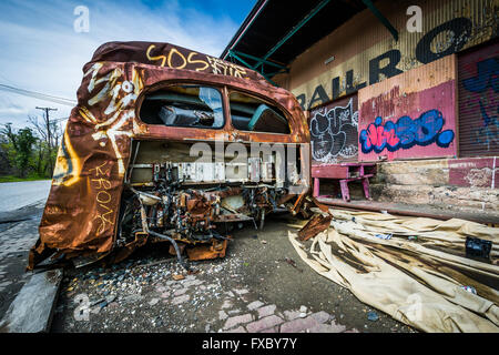 Verlassene Schulbus Weg fällt, in Baltimore, Maryland. Stockfoto