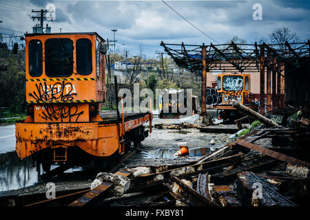 Verlassene Trail Autos Weg fällt, in Baltimore, Maryland. Stockfoto