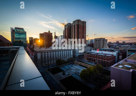 Gebäude in der Innenstadt bei Sonnenuntergang in Baltimore, Maryland. Stockfoto