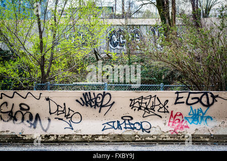 Graffiti auf fällt weg, in Baltimore, Maryland. Stockfoto