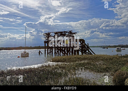 Ein verlassener Vorschaltgerät laden Kai auf Alresford Creek, Essex, UK Stockfoto